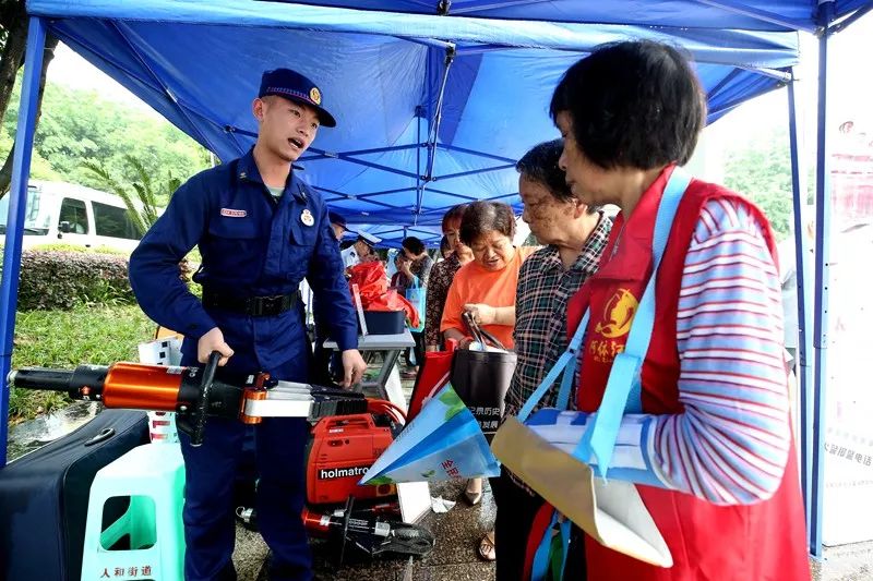 全员岗位大练兵动态 两江新区开展安全生产月主题宣传活动群众争相学习消防技能