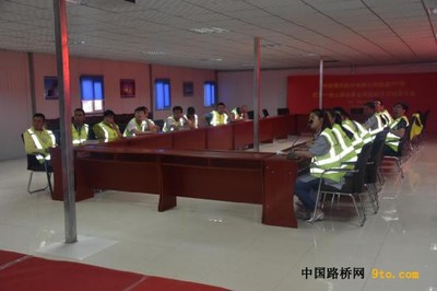中建一局市政公司国道307线巴雅一级公路一分部开展安全生产宣传咨询日活动